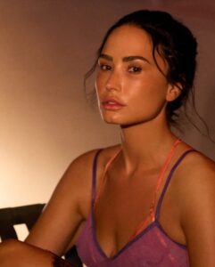 Demi Lovato em nova foto promocional para o single "Here All Night". Imagem: Reprodução.