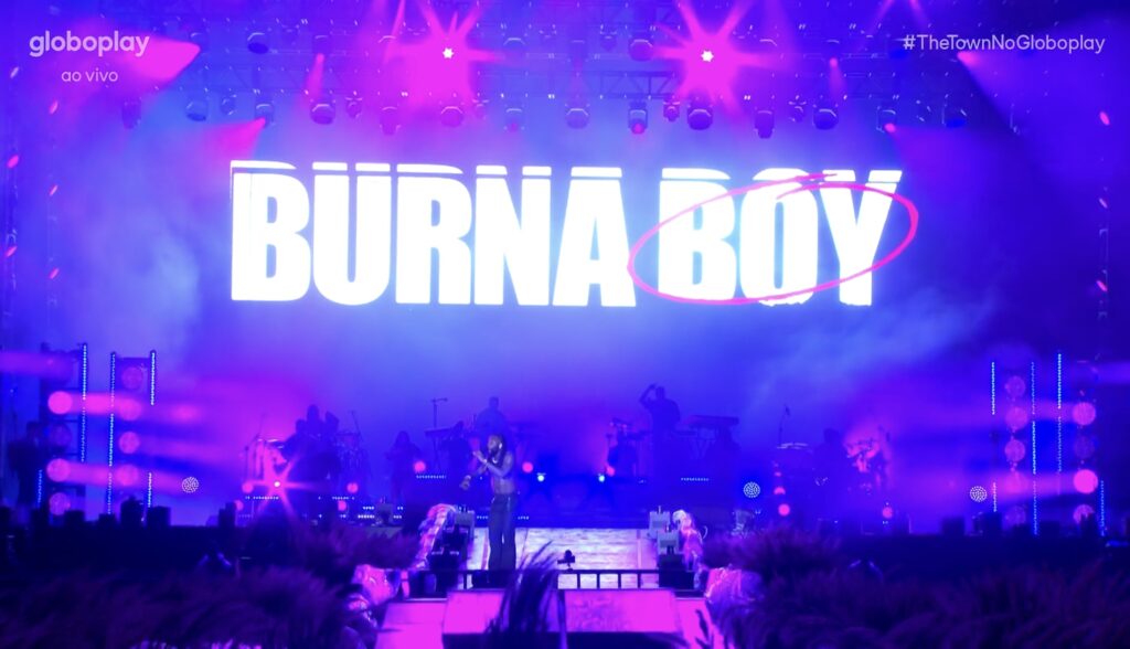 Palco e público curtindo Burna Boy. 