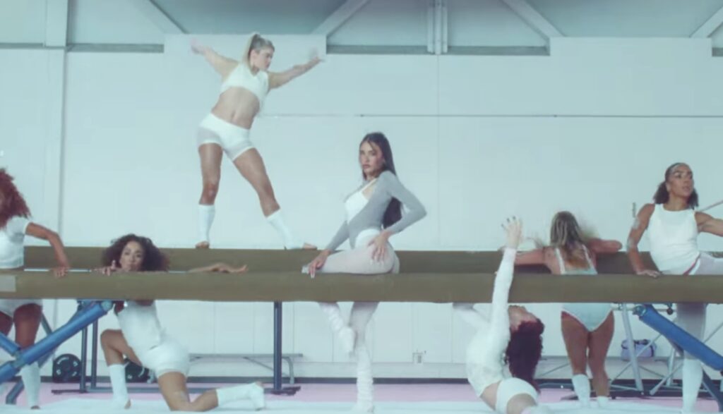 Madison Beer com dançarinas em "yes baby"