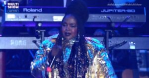 Lauryn Hill durante sua apresentação no palco "The One", no The Town. Imagem: Reprodução.