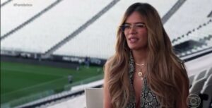 Karol G durante entrevista para o Fantástico. Imagem: Reprodução.