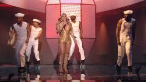 Mariah Carey durante sua apresentação no VMA. Imagem: Reprodução.