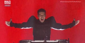 Pedro Sampaio durante sua apresentação no The Town. Imagem: Multishow/Reprodução.