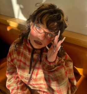 Lola Young em foto publicada em suas redes sociais. Imagem: Instagram.