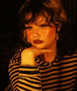 Lola Young em foto publicada em suas redes sociais. Imagem: Instagram.