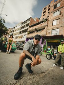 Feid em foto promocional para o single "RU MOR". Imagem: Divulgação.