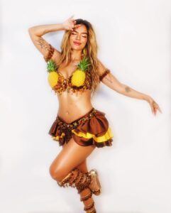 Karol G em foto publicada em suas redes sociais. Imagem: Instagram/Reprodução.