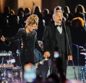 Karol G e Andrea Bocelli no evento "Grace For The World". Imagem: Instagram/Reprodução.
