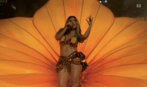 Karol G durante performance para a NFL. Imagem: Youtube.