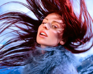 Rose Gray em foto promocional para o álbum "A Little Louder, Please". Imagem: Divulgação.