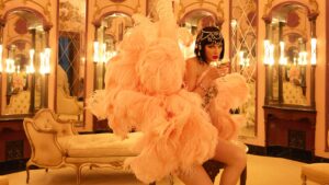 Taylor Swift no ensaio fotográfico para o álbum "The Life Of A Showgirl". Imagem: Divulgação.