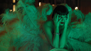 Taylor Swift no ensaio fotográfico para o álbum "The Life Of A Showgirl". Imagem: Divulgação.