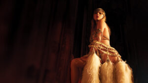 Taylor Swift em ensaio fotográfico para o álbum "The Life Of A Showgirl". Imagem: Divulgação.