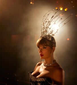 Taylor Swift no ensaio fotográfico para o álbum "The Life Of A Showgirl". Imagem: Divulgação.