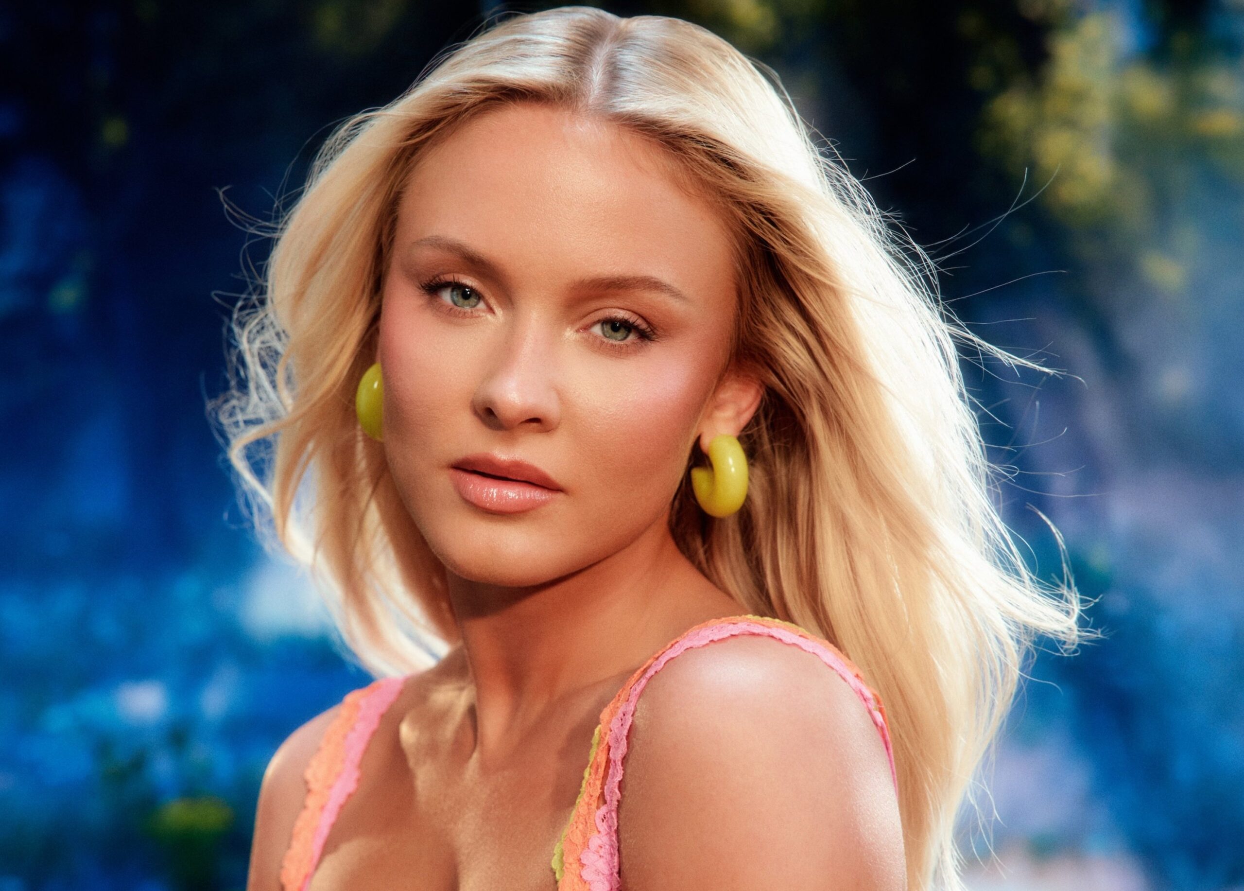 Zara Larsson em imagem promocional do álbum "Midnight Sun". Foto: Divulgação.
