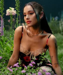 Ariana Grande em foto promocional. Imagem: Vevo/Divulgação.