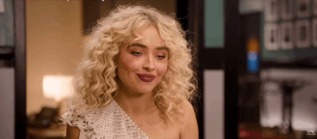 Sabrina Carpenter parodiando Carrie Bradshaw em teaser do SNL. Imagem: Youtube