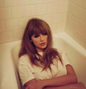 Taylor Swift em foto promocional para o álbum "Midnights". Imagem: Divulgação.