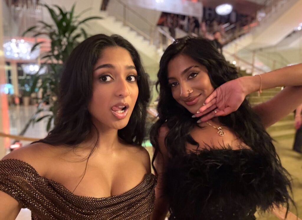 Maitreyi Ramakrishnan e Lara Raj juntas em selfie. Imagem: Instagram