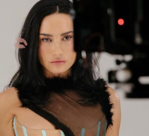 Demi Lovato em foto promocional para o single "Kiss". Imagem: Divulgação.