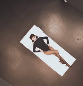 Selena Gomez em foto promocional para o single "In The Dark". Imagem: Divulgação. 