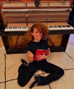 RAYE em foto publicada em suas redes sociais. Imagem: Instagram.