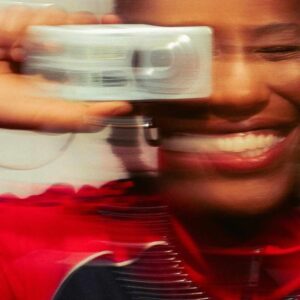 Mahmundi em capa de seu álbum, "BEM VINDOS DE VOLTA". Imagem: Divulgação.