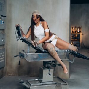 Ludmilla em foto promocional para o álbum "Fragmentos". Imagem: Divulgação.