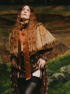 Photoshoot do álbum "Everybody Scream", de Florence + The Machine. Imagem: Divulgação.