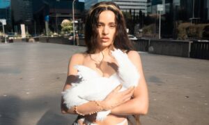 Rosalía em foto promocional para o álbum "LUX". Imagem: Divulgação.