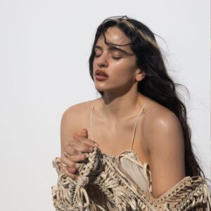 Rosalía em foto promocional para o álbum "LUX". Imagem: Divulgação.