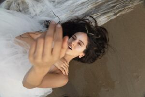 Rosalía em foto promocional para o álbum "LUX". Imagem: Divulgação.