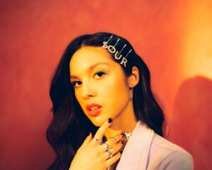 Olivia Rodrigo em foto promocional para o álbum "SOUR". Imagem: Divulgação.