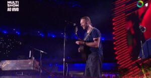 Chris Martin se apresenta no Global Citizen Festival: Amazônia. Imagem: Multishow/Reprodução.