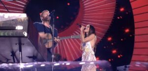 Anitta e Chris Martin no Global Citizen Festival Amazônia.