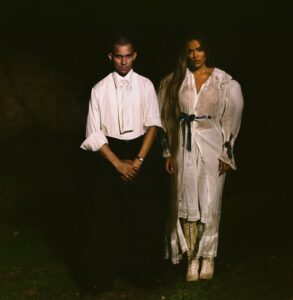 Tainy e Karol G em foto promocional para o single "Única". Imagem: Divulgação.