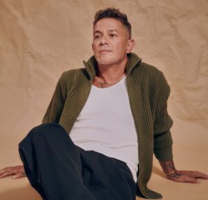 Alejandro Sanz em foto promocional para o álbum "¿Y Ahora Qué +?". Imagem: Divulgação.
