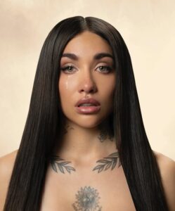 Maria Becerra em foto promocional para o álbum "Quimera". Imagem: Divulgação.