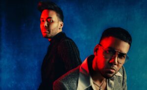 Prince Royce e Romeo Santos para a revista Billboard. Imagem: Reprodução.