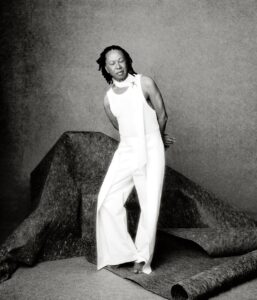 Djavan em foto promocional para o álbum "Improviso". Imagem: Divulgação.