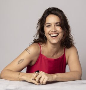 Manuela Dias em foto promocional. Imagem: Divulgação/Bispo.