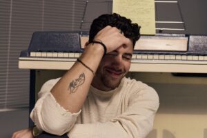 Nick Jonas em foto promocional para o álbum "Sunday Best". Imagem: Divulgação.