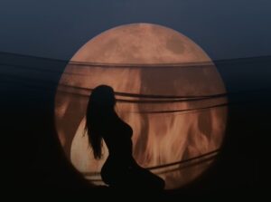 Karol G no videoclipe de "Ivonny Bonita". Imagem: Divulgação.