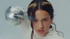 Rosalía no videoclipe de "La Perla". Imagem: Divulgação.