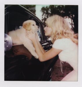 Sabrina Carpenter em foto promocional para o álbum "Man's Best Friend". Imagem: Divulgação.