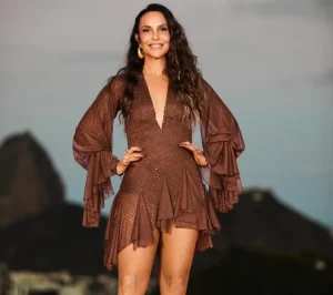 Ivete Sangalo em foto promocional para a turnê "Ivete Clareou". Imagem: Rafa Mattei/Divulgação.