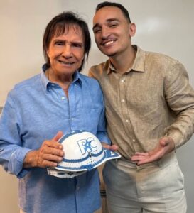 Roberto Carlos e João Gomes em foto publicada nas redes sociais. Imagem: Instagram.