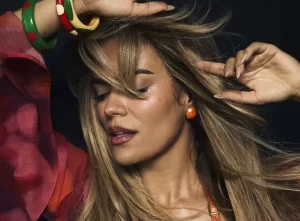 Karol G para o Los Angeles Times. Imagem: Reprodução.