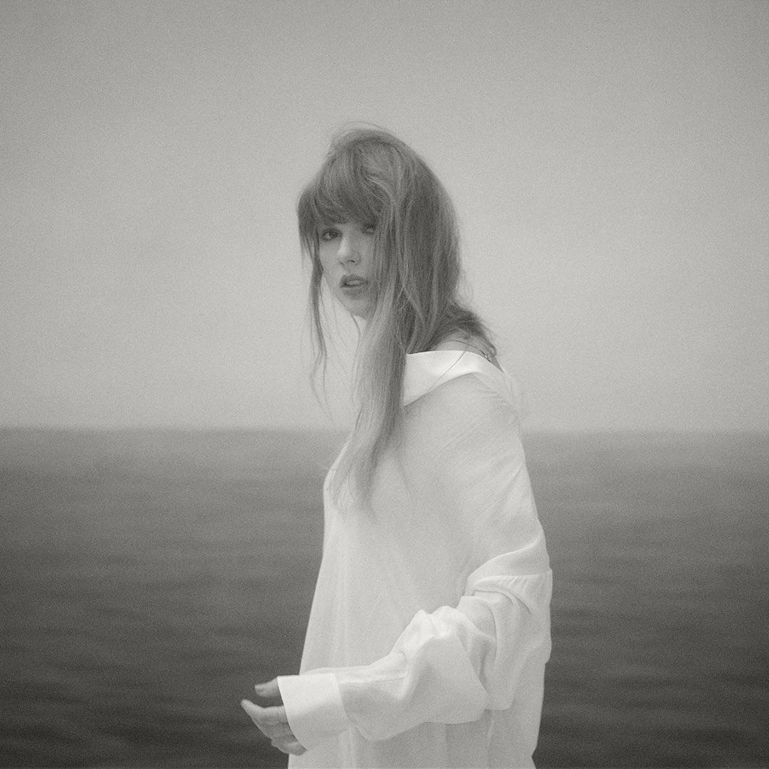 Taylor Swift em foto promoção para o álbum "The Tortured Poets Department". Imagem: Divulgação.