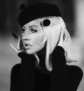 Christina Aguilera em foto promocional para o álbum "Christmas in Paris". Imagem: Divulgação.